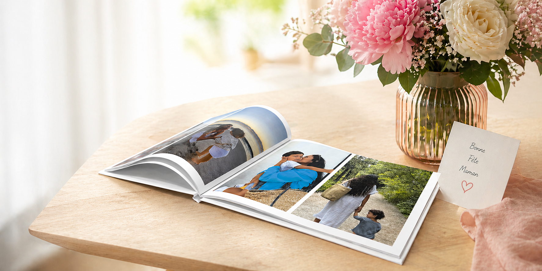 Famille créant des souvenirs avec des albums photo