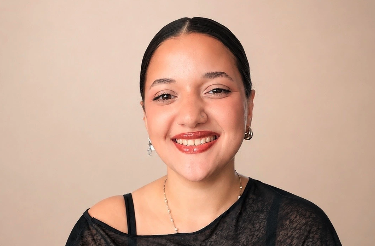Portrait de Shaima, Pôle Communication chez Wememberz
